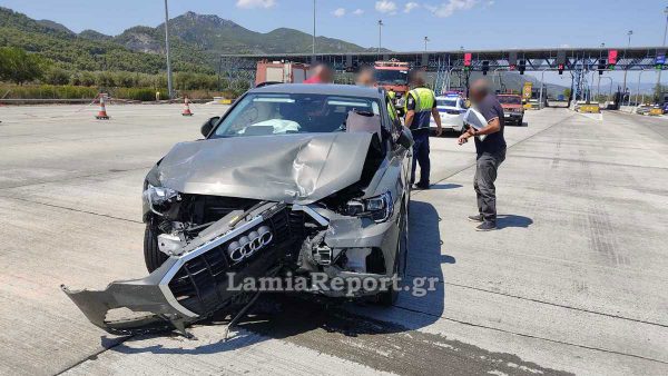 Φθιώτιδα: Τροχαίο στα διόδια – «Καρφώθηκε» πίσω από σταματημένο αυτοκίνητο