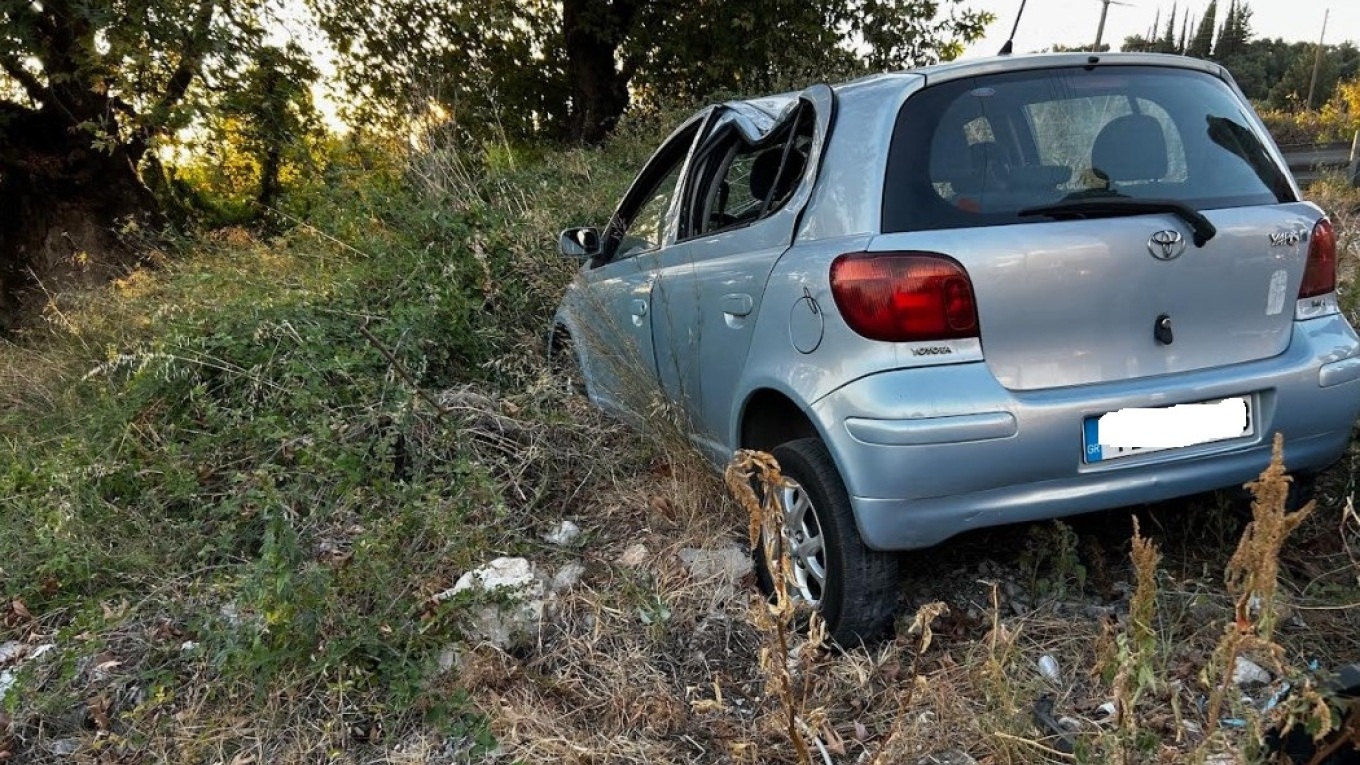 Τροχαίο στο Αγρίνιο: Αυτοκίνητο προσέκρουσε σε στύλο και κατέληξε σε χωράφι – Στο νοσοκομείο μία ανήλικη