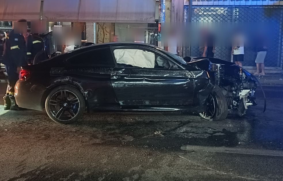 Τροχαίο στη λεωφόρο Βουλιαγμένης: Οι επιβάτες του αυτοκινήτου εγκατέλειψαν το όχημα πριν φτάσει η Τροχαία – ΒΙΝΤΕΟ