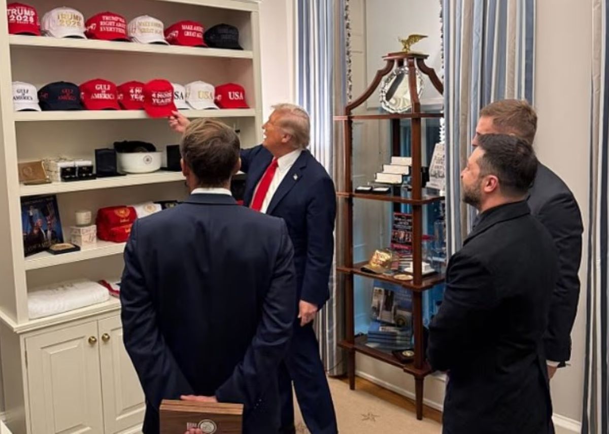 Τραμπ: Έδειξε σε Ζελένσκι και Μακρόν την συλλογή του από κόκκινα καπέλα «Maga» – ΦΩΤΟ