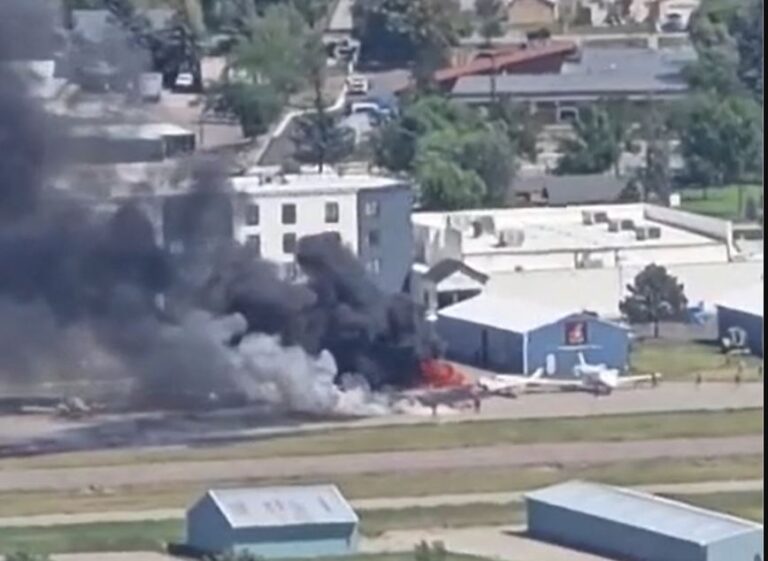 ΗΠΑ: Σύγκρουση μικρού αεροπλάνου με σταθμευμένα αεροσκάφη στη Μοντάνα – Προκλήθηκε πυρκαγιά, δύο τραυματίες