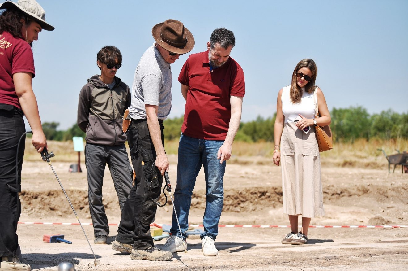 Η ομάδα των αρχαιολόγων και ο υπουργός πολιτισμού του Κοσόβου. Φωτογραφία: Hajrulla Çeku – Facebook