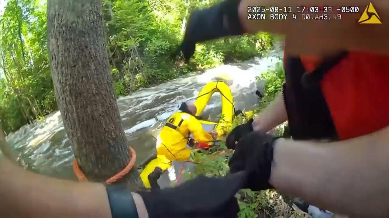 Καρέ - καρέ η αγωνιώδης διάσωση πατέρα και γιου που παρασύρθηκαν από ορμητικό ποτάμι