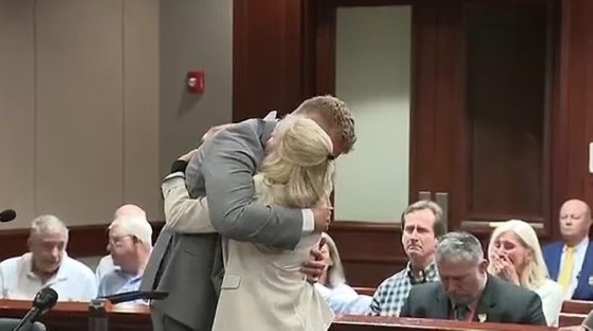 Συγκινητικές στιγμές σε δικαστήριο: Γυναίκα πήρε αγκαλιά τον δολοφόνο του συζύγου της