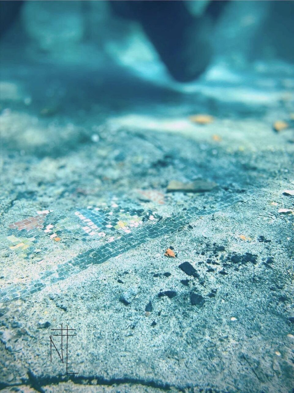 Τα διατηρημένα μωσαϊκά στα λουτρά της - ενδεχομένως - έπαυλης του Κικέρωνα. Φωτογραφία: Parco Archeologico Campi Flegrei