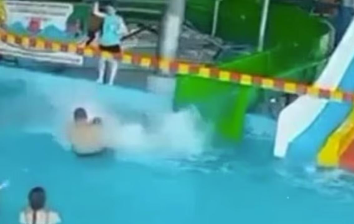 Φρικτό ατύχημα σε νεροτσουλήθρες: Γυναίκα έπεσε πάνω σε 6χρονο αγόρι και του προκάλεσε ρήξη ήπατος – Βίντεο από τη σφοδρή σύγκρουση