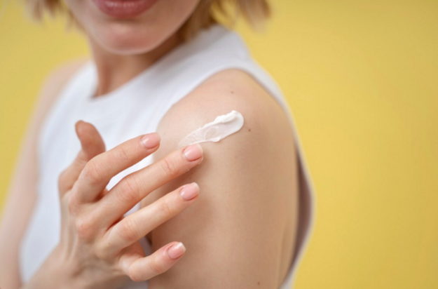 Αντηλιακό: Το Νο1 λάθος που μπορεί να θέσει το δέρμα σας σε κίνδυνο, σύμφωνα με δερματολόγο