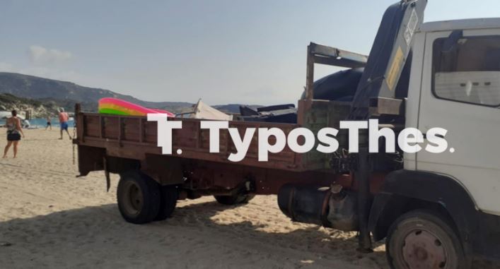 Χαλκιδική: «Ξήλωσαν» ξαπλώστρες από κάμπινγκ έπειτα από καταγγελία τουρίστριας – Δείτε φωτογραφίες 