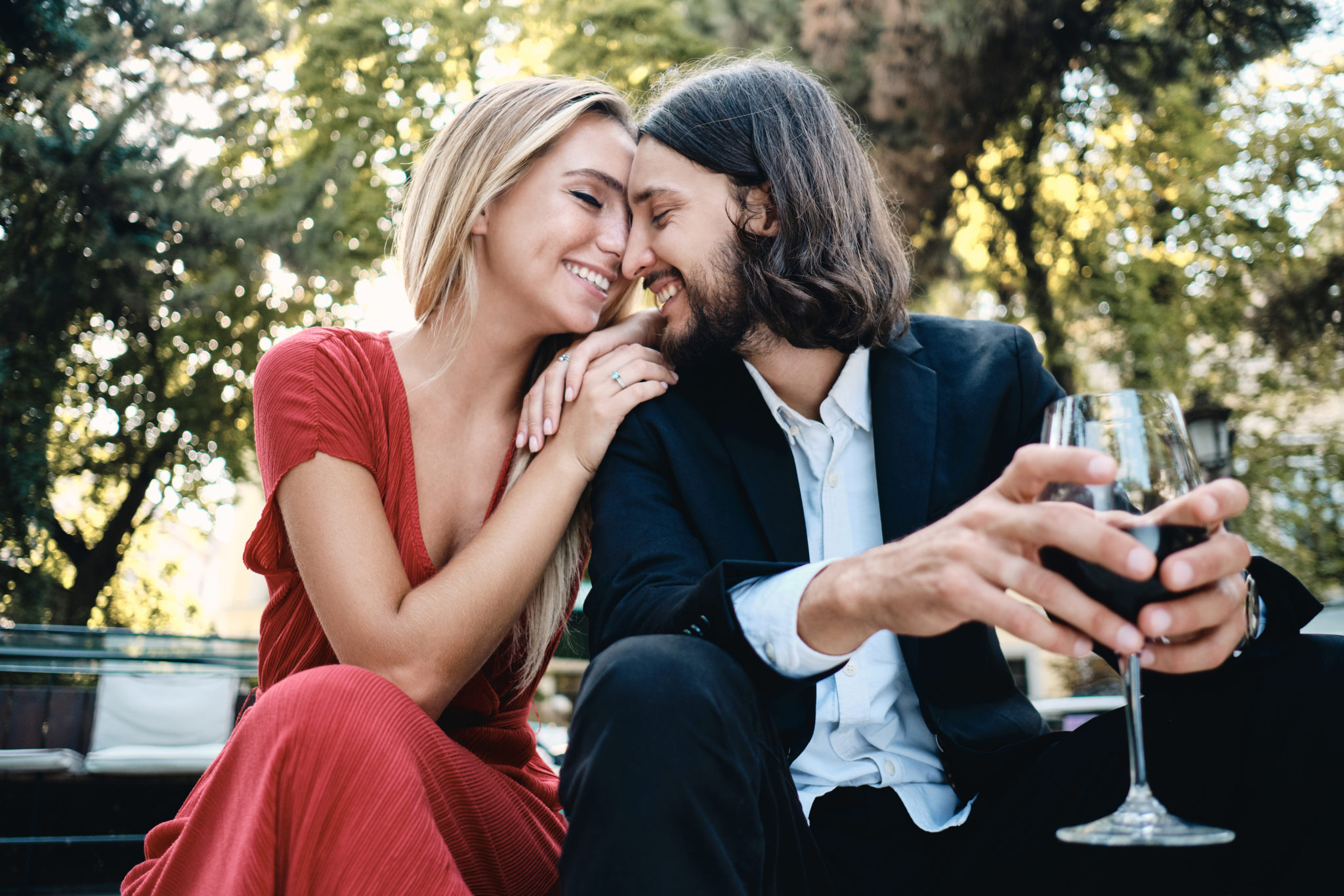 Τα παιδιά της και η κοινωνία έγιναν έξαλλοι επειδή έκανε σχέση με έναν μικρότερο άνδρα εκτός του κύκλου της – “πιστεύουν ότι μετά τον θάνατο του άνδρα μου δεν μου αξίζει δεύτερη ευκαιρία”. Φωτογραφία: Freepik