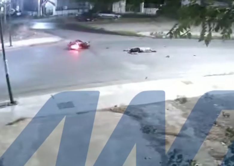 Ζεφύρι: Καρέ καρέ η παράσυρση και εγκατάλειψη οδηγού μηχανής από αυτοκίνητο  