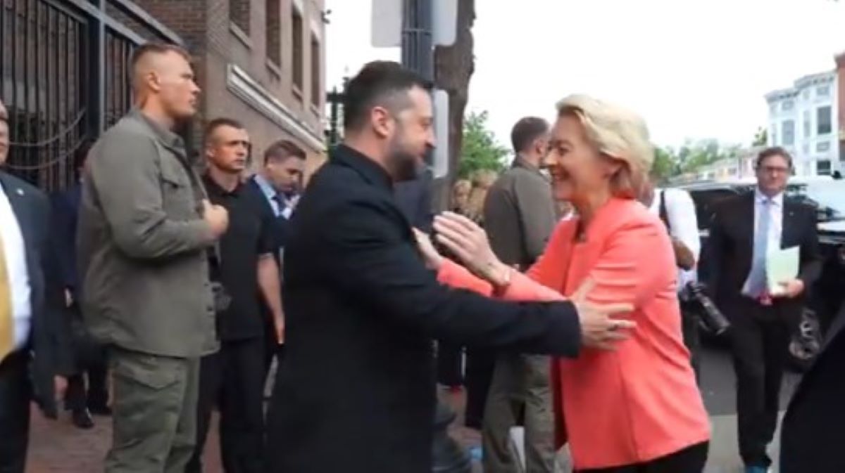 Ζελένσκι: Υποδέχθηκε με αγκαλιές τους Ευρωπαίους ηγέτες πριν από την κρίσιμη συνάντηση στον Λευκό Οίκο – Φόρεσε μαύρο κοστούμι