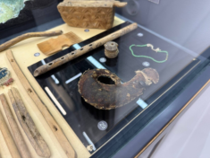 Επίσης από την περιοχή Μοσχεβάγια Μπάλκα, προέρχεται ένα μικροσκοπικό δερμάτινο παιχνίδι στο σχήμα ενός κόκορα, το οποίο χρονολογείται και αυτό από την ίδια περίοδο των Αλάνων. Φωτογραφία: Riakchr