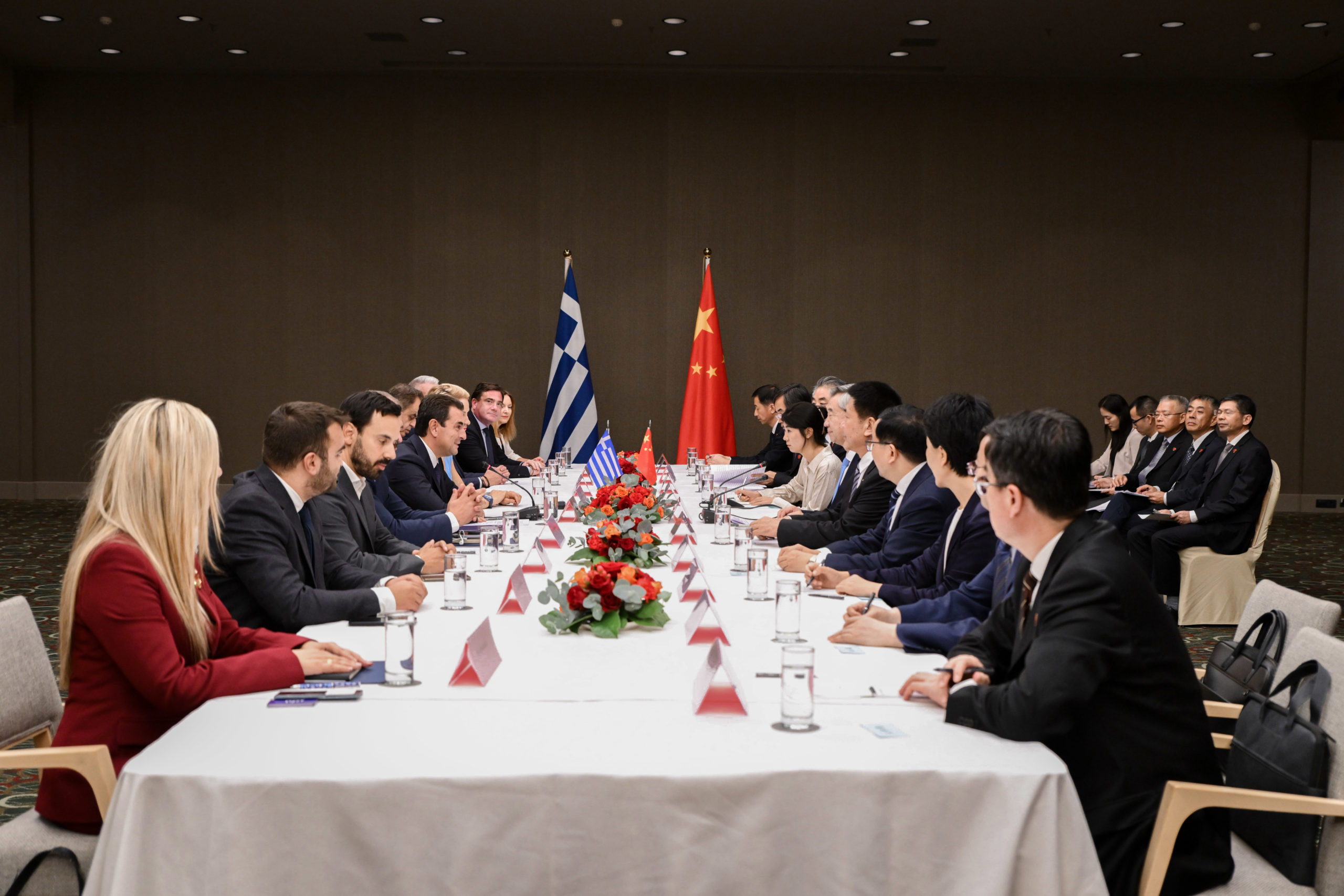 Κώστας Σκρέκας: Συναντήθηκε με αντιπροσωπεία του Κομμουνιστικού Κόμματος της Κίνας