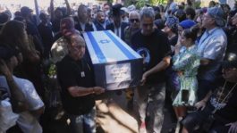 Ισραήλ: Κηδεύτηκαν δύο όμηροι της Χαμάς που εντοπίστηκαν νεκροί στη Λωρίδα της Γάζας