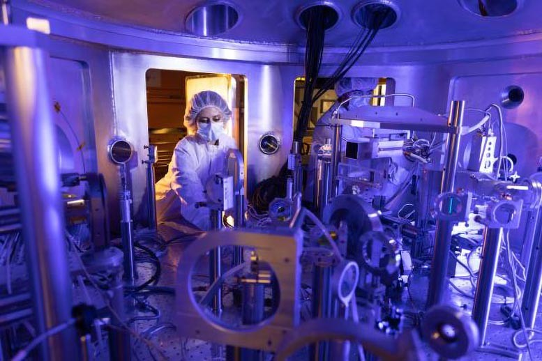 Υπό ακραίες συνθήκες – όπως αυτές στην καρδιά πλανητών ή σε εκρήξεις άστρων – τα υλικά μπορούν να εισέλθουν σε άλλες εξωτικές φάσεις με μοναδικά χαρακτηριστικά. Στο SLAC, οι ερευνητές μελετούν μερικές από τις πιο ακραίες και εξωτικές μορφές ύλης που δημιουργήθηκαν ποτέ, με λεπτομέρεια που δεν ήταν ποτέ πριν εφικτή.Φωτογραφία: SLAC National Accelerator Observatory