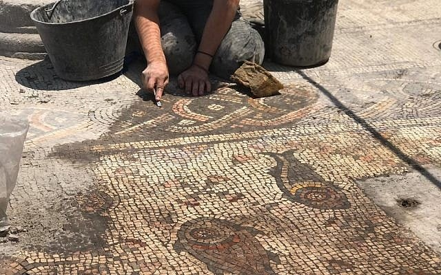 Μέλος της ομάδας, καθαρίζει μωσαϊκό της “Καμμένης Εκκλησίας”. Φωτογραφία: Αρχαιολογικό πάρκο Sussita