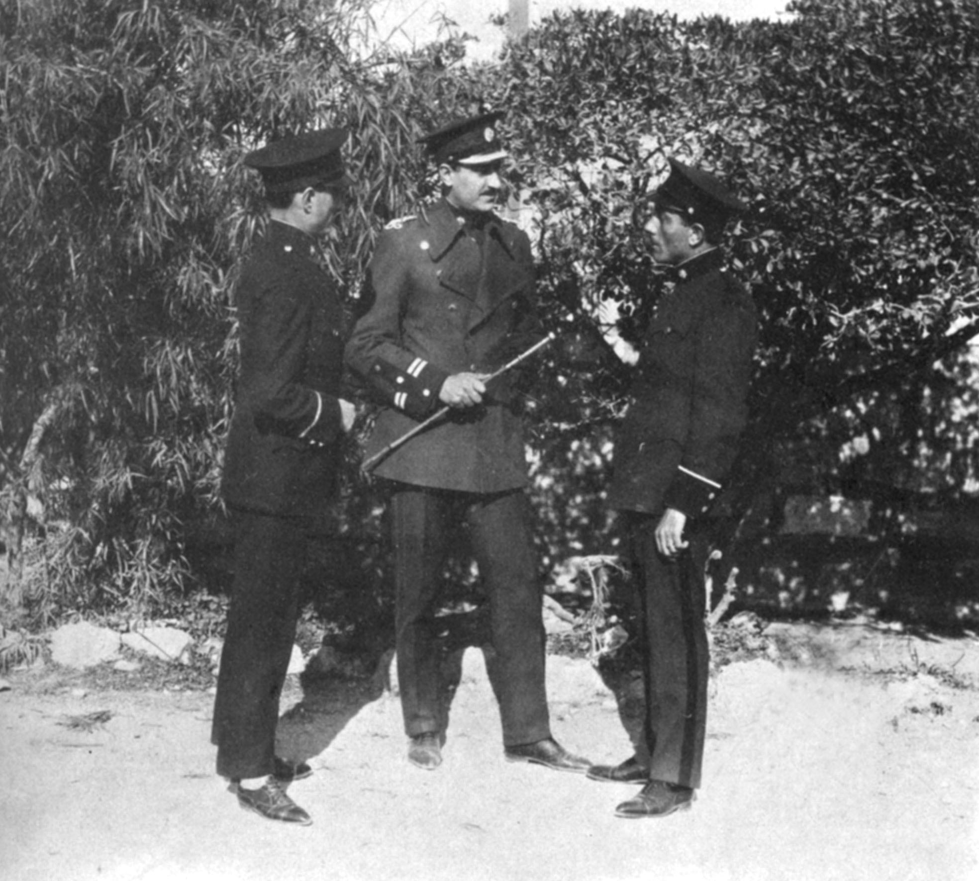 Ο αστυνόμος Γ. Πειρουνάκης.Ψηλός, ωραίος, όπως ο Ερμής…