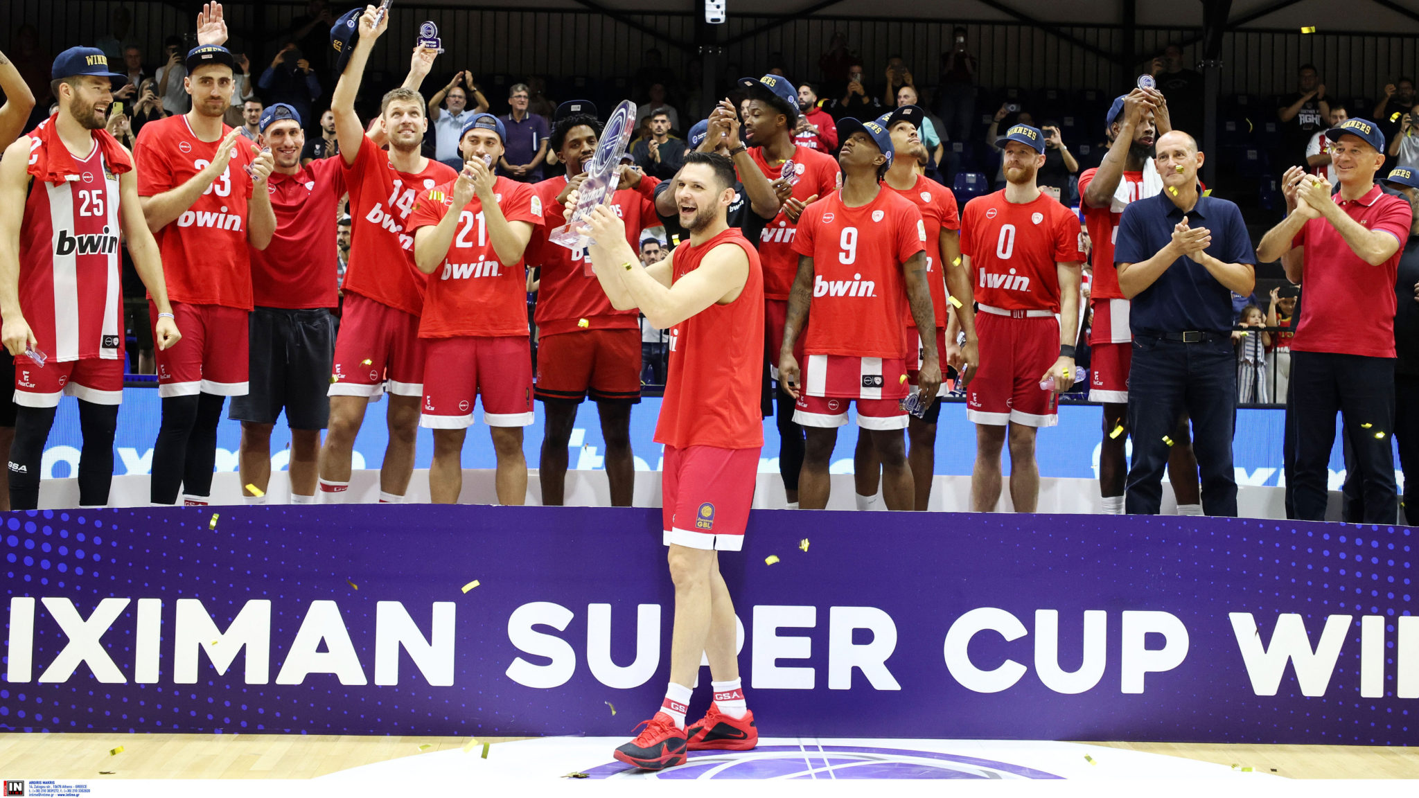 Παπανικολάου σηκώνει το τρόπαιο του Super Cup