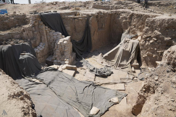 Ο μεγαλύτερος φτερωτός ταύρος της Ασσυριακής Ιστορίας έξι μέτρων, πίσω από το τζαμί του προφήτη Ιωνά. Φωτογραφία: ΙRAQ PLACES