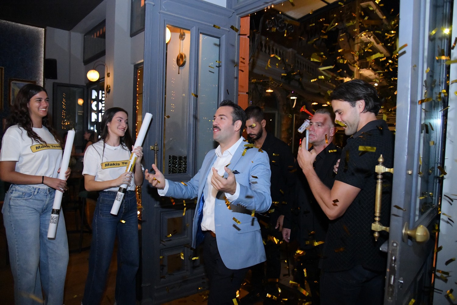 Νέα εξόρμηση του Μάκη στη νυχτερινή Αθήνα – Σε ποια μαγαζιά πήγε και κέρασε τους θαμώνες φαγητό και ποτό