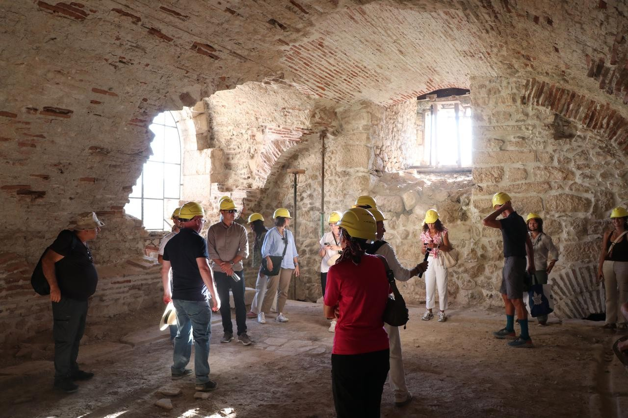 Επισκέπτες ξεναγούνται στο θολωτό εσωτερικό του αρχαίου λουτρού στη διάρκεια των αδιάλειπτων ανασκαφών στη Σαλαγασσό. Φωτογραφία: ΑΑ
