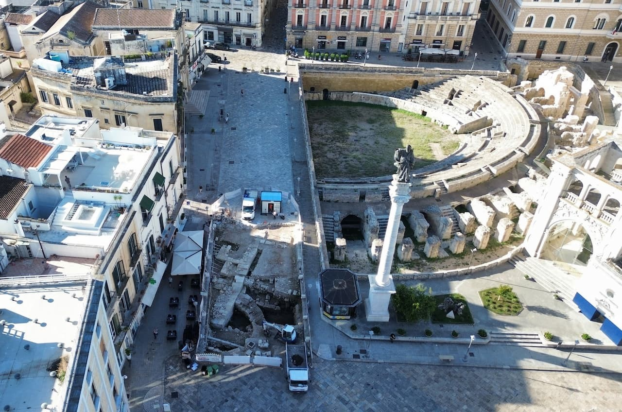 Τα ερείπια του Βυζαντινού φρουρίου στο Λέτσε που άρχισαν να εμφανίζονται στην περιοχή του ρωμαϊκού αμφιθεάτρου (κάτω αριστερά). Φωτογραφία: Soprintendenza Archeologia Belle Arti e Paesaggio Brindisi Lecce e Taranto