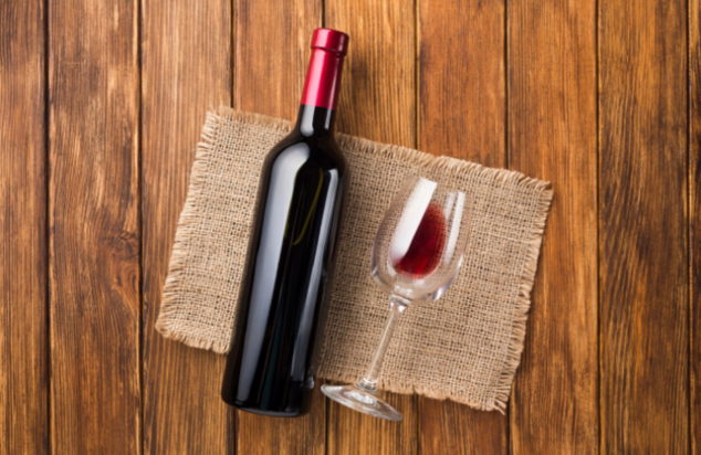 Λεκέδες από κόκκινο κρασί: Το απλό κόλπο για να εξαφανιστούν «μέσα σε λίγα λεπτά»