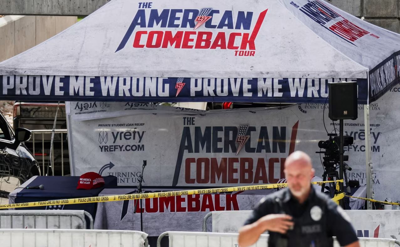 Δολοφονία Τσάρλι Κερκ: Βρήκαμε βίντεο με τον δράστη και το όπλο του, λέει το FBI