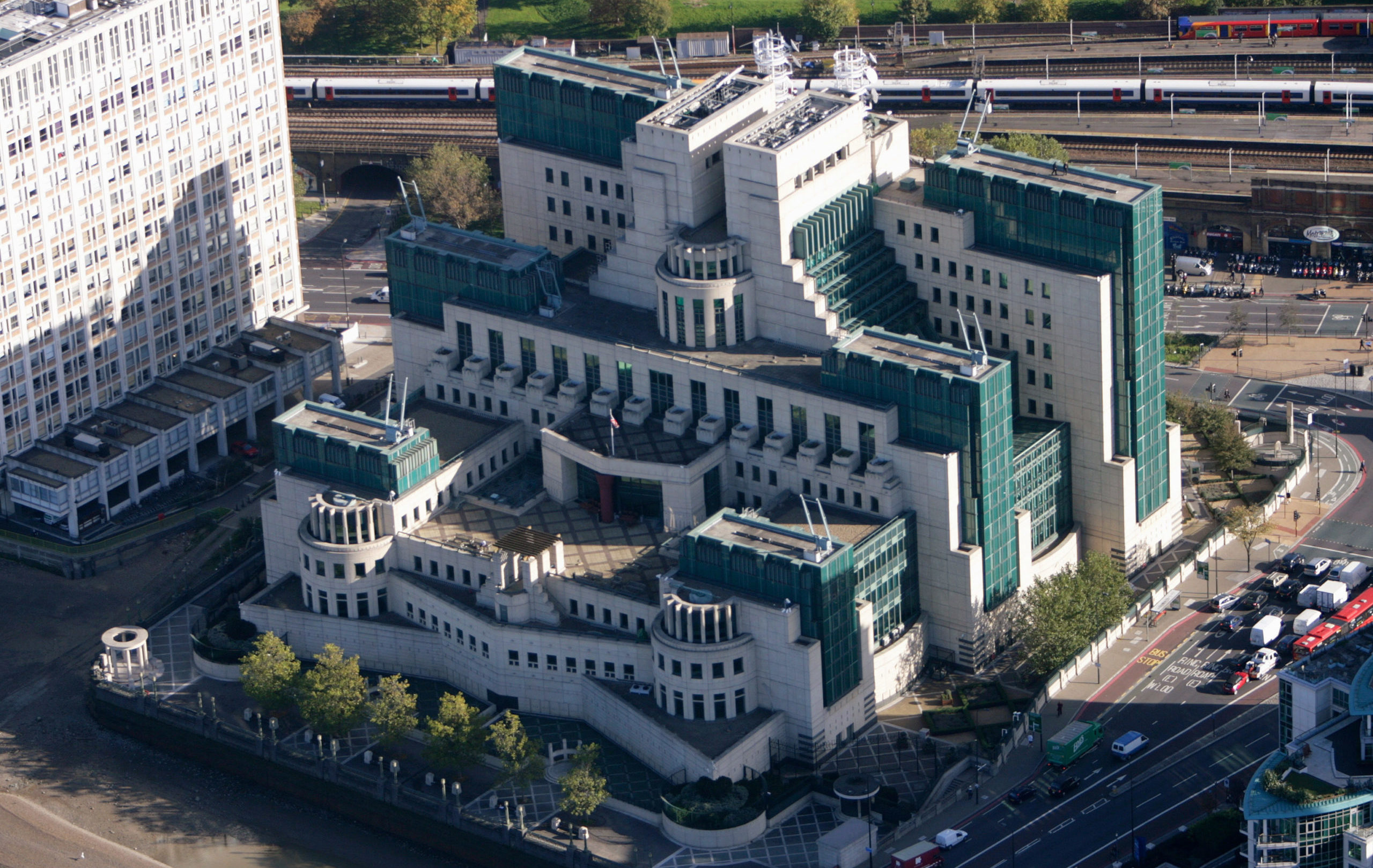 Βρετανία: Η MI6 στρέφεται στο dark web για να στρατολογήσει Ρώσους πράκτορες – Αναζητεί «ευαίσθητες πληροφορίες»