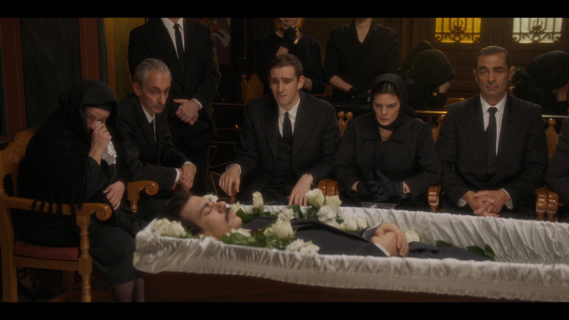 «Porto Leone: Στη γειτονιά με τα κόκκινα φανάρια» – Απόψε στις 22:00 ο Πειραιάς ντύνεται στα μαύρα και αποχαιρετά τον Στράτο Καπετανάκο