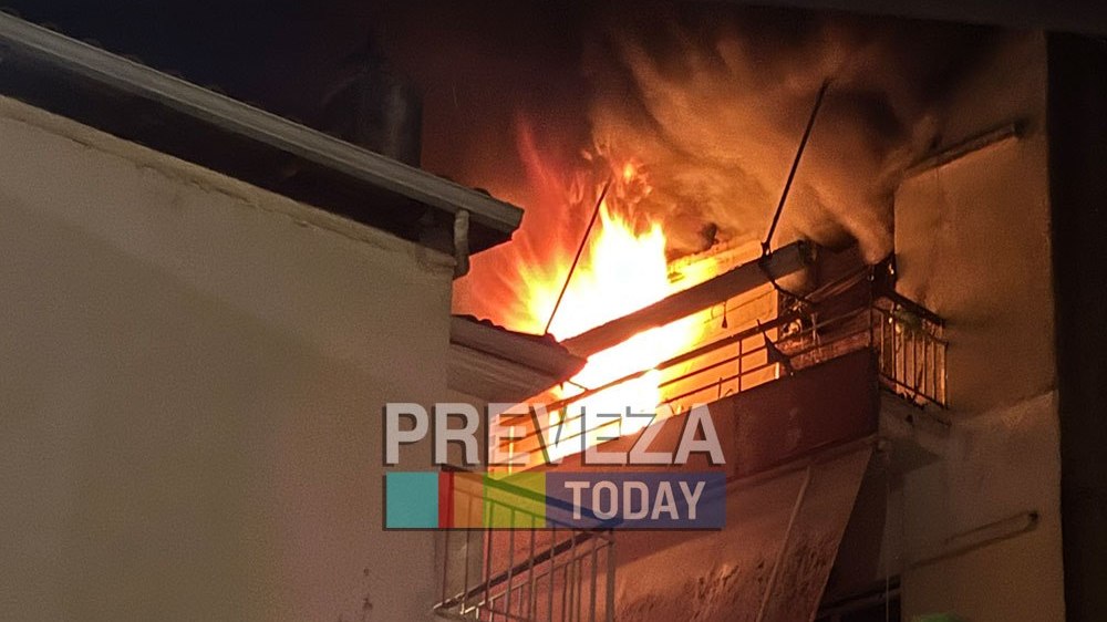 Πρέβεζα: Φωτιά σε διαμέρισμα 4ου ορόφου ύστερα από έκρηξη φιάλης – ΒΙΝΤΕΟ