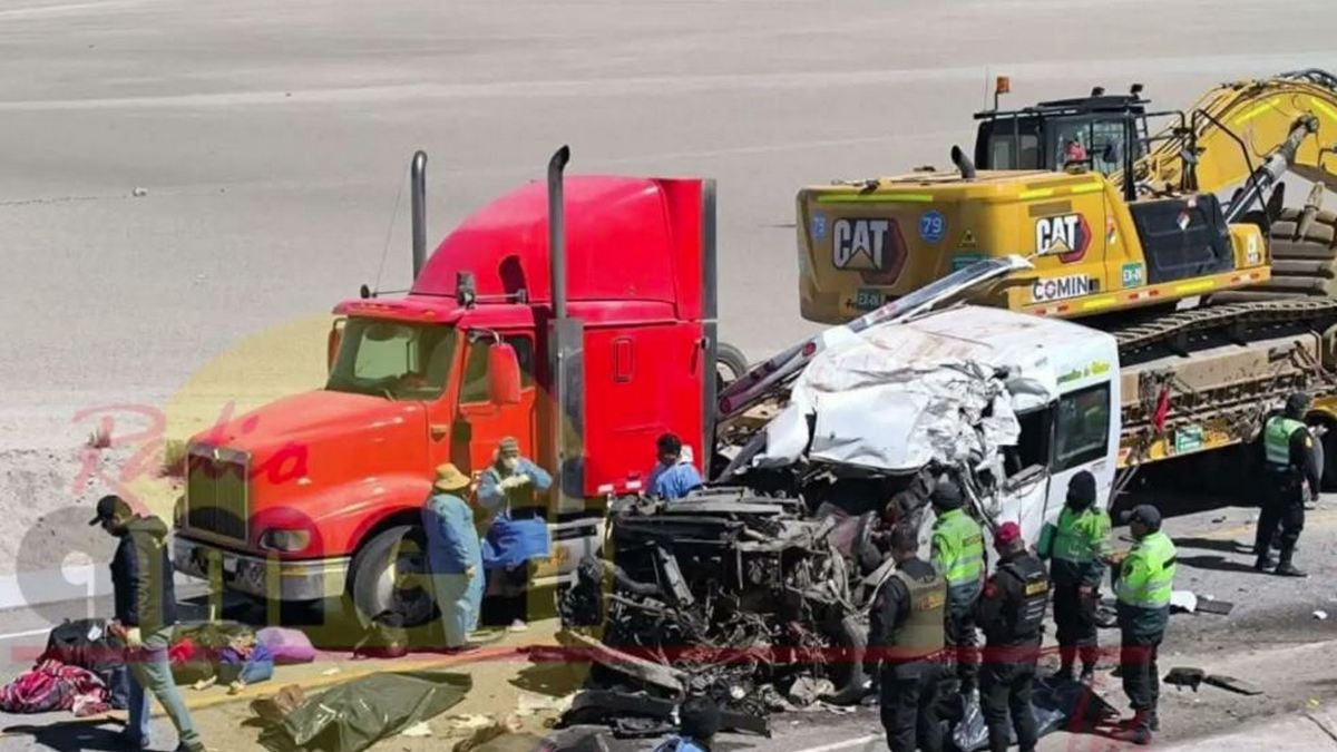 Θανατηφόρο τροχαίο στο Περού: Μίνι βαν συγκρούστηκε με νταλίκα που μετέφερε μπουλντόζα – Τουλάχιστον 14 νεκροί
