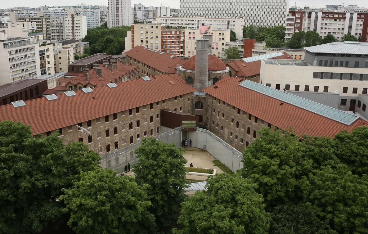 Γαλλία: Στις φυλακές του Παρισιού αναμένεται να οδηγηθεί ο Νικολά Σαρκοζί – 9 τετραγωνικά μέτρα το κελί του