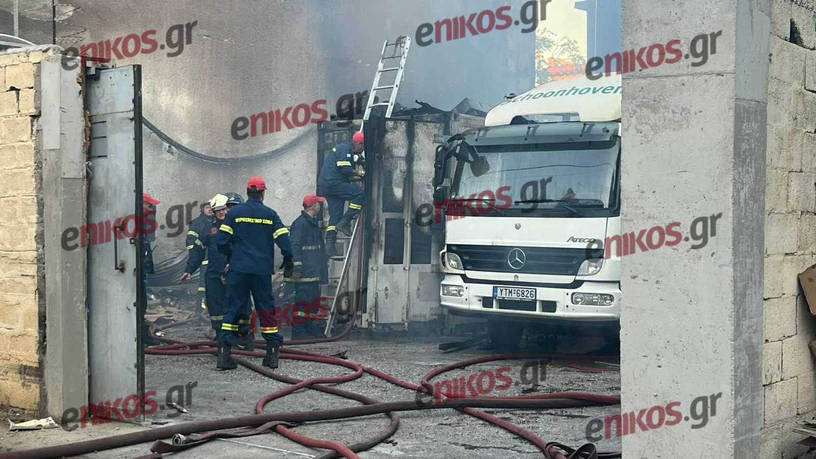 Ρέντης: Φωτογραφίες και βίντεο αναγνώστη από την φωτιά σε υπαίθριο χώρο εταιρείας