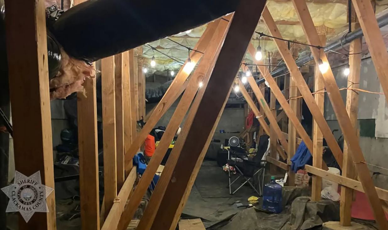 Άνδρας τρύπωσε σε υπόγειο χώρο συγκροτήματος κατοικιών, τον γέμισε κλοπιμαία και τον έκανε σπίτι – Πώς τον ανακάλυψαν