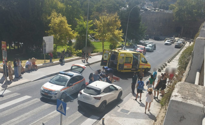 Ηράκλειο: Τροχαίο με παράσυρση γυναίκας στο κέντρο της πόλης