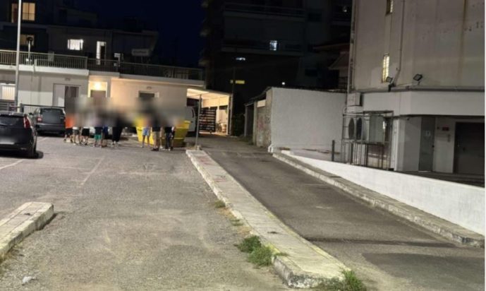 Αγρίνιο: Άνδρας ούρησε δημοσίως και ξέσπασε καβγάς