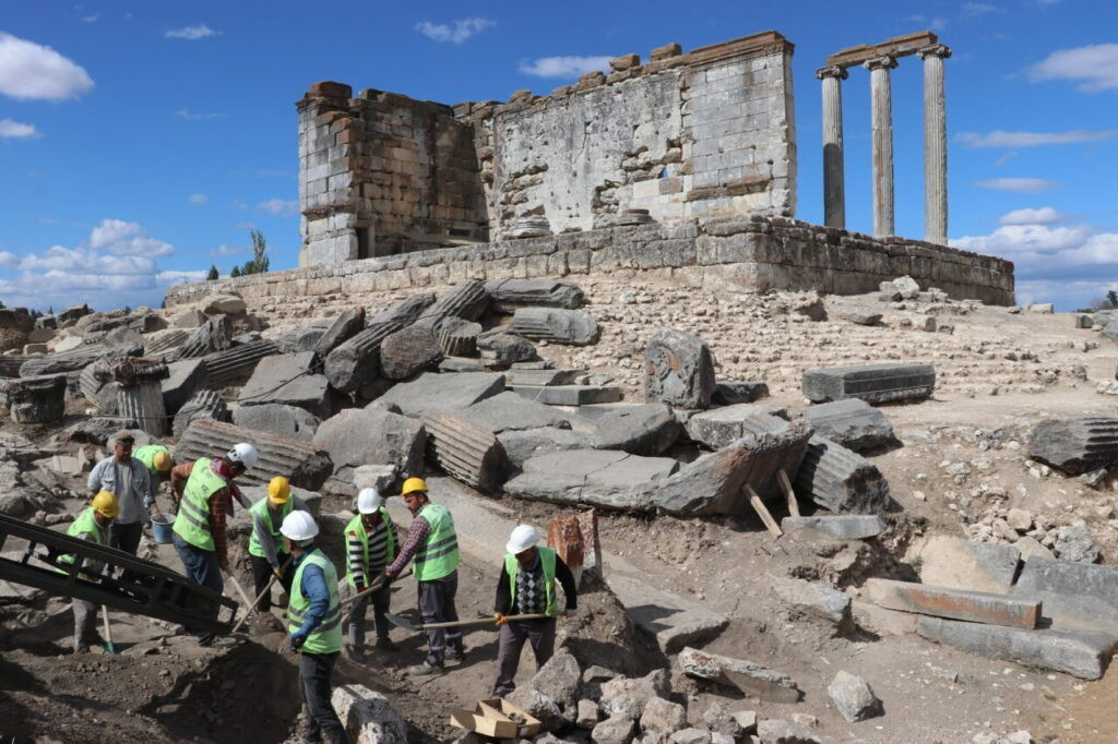 Ανασκαφές στους Αιζανούς αποκάλυψαν νέα ευρήματα από τον Ναό του Διός. Φωτογραφία: ΑΑ