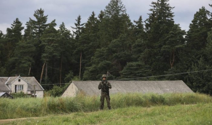 Reuters: Οι Πολωνοί σπεύδουν σε στρατιωτική εκπαίδευση φοβούμενοι τη ρωσική επιθετικότητα