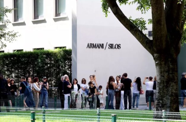 Τζόρτζιο Αρμάνι λαϊκό προσκύνημα Μιλάνο