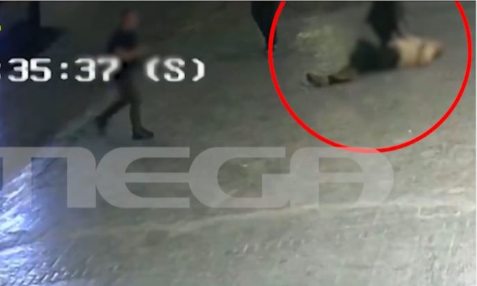 Η στιγμή που ο γιος επιχειρηματία εμβολίζει αστυνομικό στο Περιστέρι