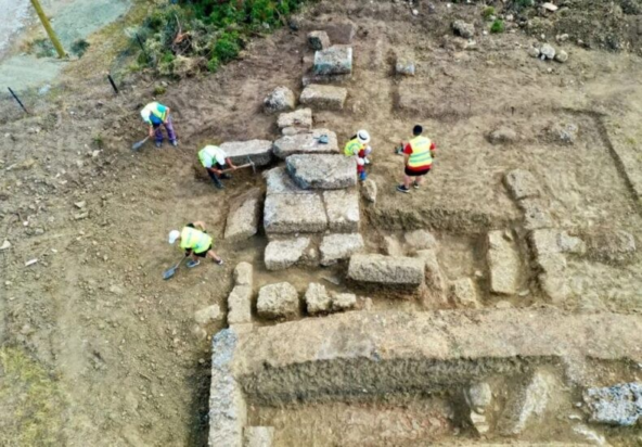 Αποκαλύφθηκαν νέα τείχη 2.300 ετών στην αρχαία πόλη της Αμάντιας. Η κρυμμένη κληρονομιά των Ιλλυrιών. Φωτογραφία: Αρχαιολογικό πάρκο Αμάντιας