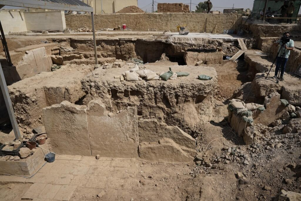 Ο μεγαλύτερος φτερωτός ταύρος της Ασσυριακής Ιστορίας έξι μέτρων, πίσω από το τζαμί του προφήτη Ιωνά.