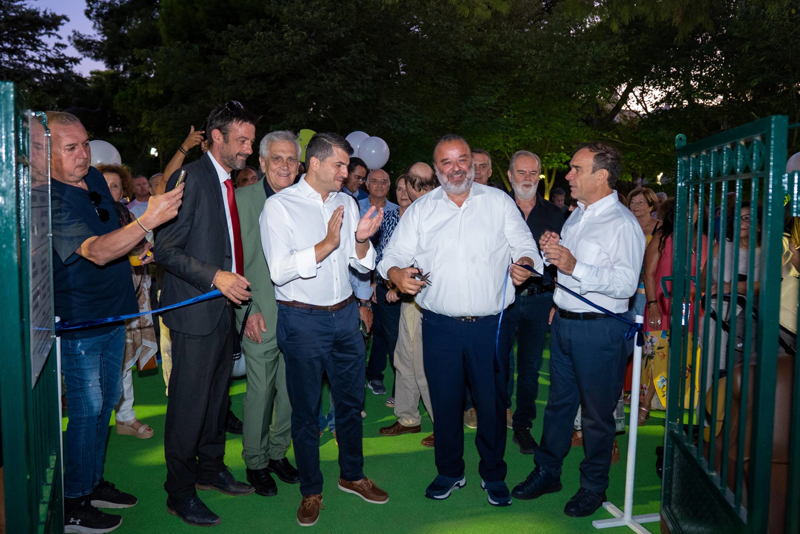  Ο Υπεύθυνος Στρατηγικού Σχεδιασμού και Ανάπτυξης της SEAJETS, κ. Μάριος Ηλιόπουλος, μαζί με τον Δήμαρχο Κηφισιάς, κ. Βασίλης Ξυπολυτάς, τον Περιφερειακό Σύμβουλο Βόρειου Τομέα Αθήνας, κ. Νίκος Χιωτάκης, τον Εντεταλμένο Σύμβουλο Ύδρευσης & Ελέγχου Φυτικού Κεφαλαίου, κ. Αντώνης Μπιτζάνης και τον Αντιδήμαρχο Τεχνικών Συνεργείων Συντριβανιών & Τεχνικών Έργων, κ. Στάθης Κύρλος, κατά τη διάρκεια των εγκαινίων, την στιγμή που κόβουν την κορδέλα.