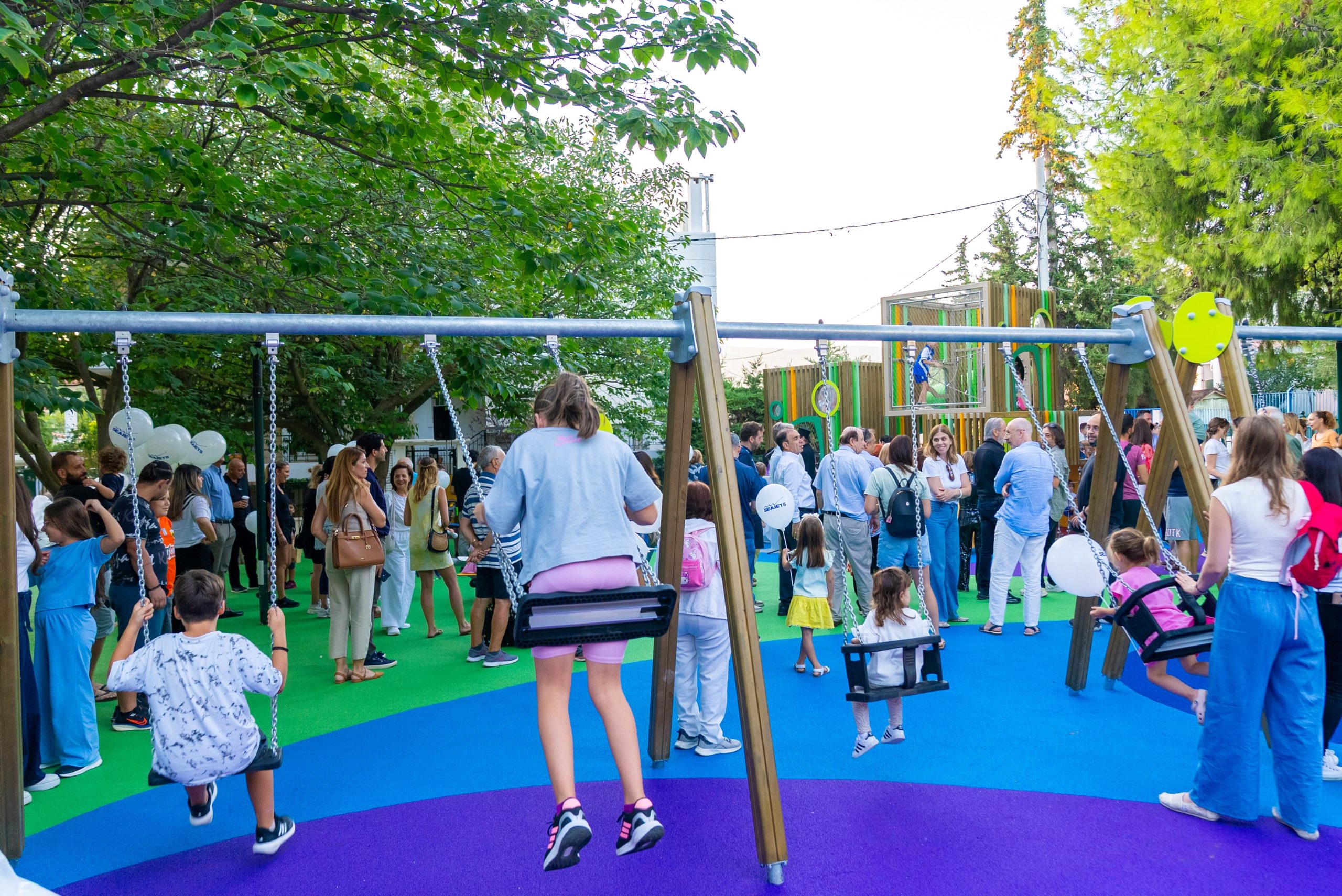 Πλήθος κόσμου και μικρών φίλων στα εγκαίνια της παιδικής χαράς στο Πάρκο Νεολαίας στη Νέα Ερυθραία.