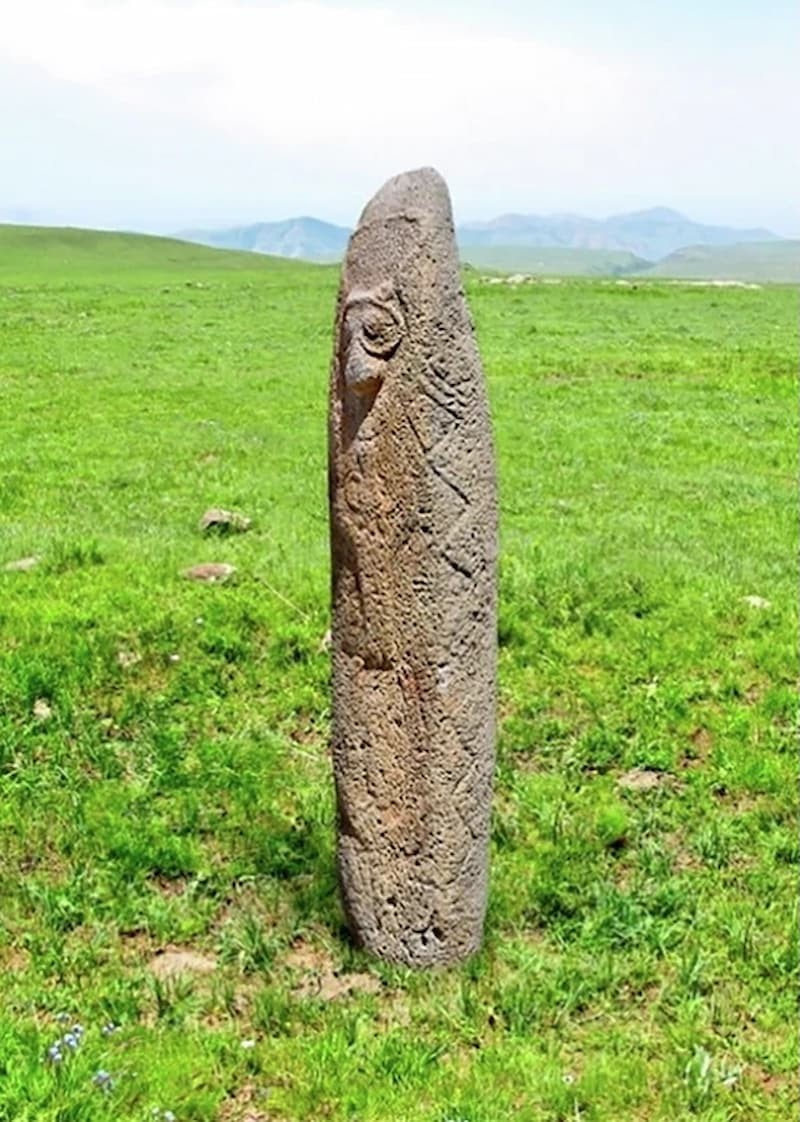 Υβρίδιος φιδόλιθος. Φωτογραφία: “Vishap” Project’, A. Bobobkhyan