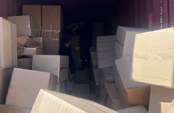 ΑΑΔΕ: Κατασχέθηκαν 17 κοντέινερ με λαθραία ενδύματα και υποδήματα στην Ελευσίνα – 1 σύλληψη, αναζητούνται άλλοι 4 – Δείτε φωτογραφίες 