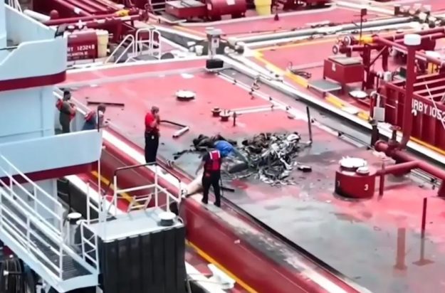 Συντρίμμια από συντριβή ελικοπτέρου σε φορτηγίδα.