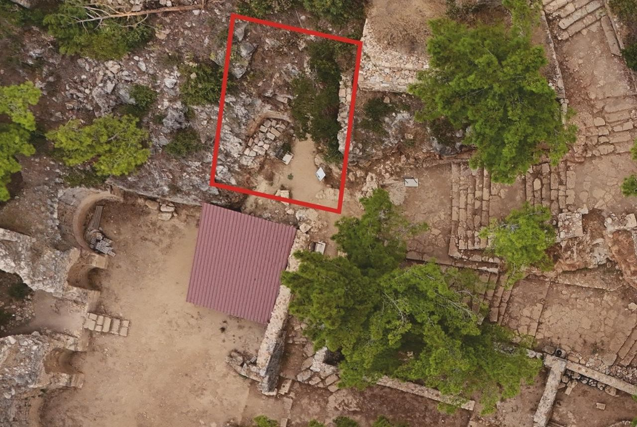 Εναέρια λήψη της αρχαίας Σύεδρας της Αττάλεια – στο κόκκινο βρίσκεται το Σπήλαιο της Βάφτισης. 29 Σεπτεμβρίου, 2025. Φωτογραφία: Instagram/@arkeolojihaber