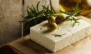 Η φέτα στο επίκεντρο διεθνούς εμπορικής διαμάχης – Σατολιάς: «Στόχος των ΗΠΑ να εκμεταλλευτούν την αξία του ονόματος»